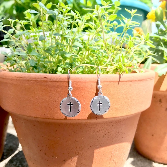Handmade hammered edge cross earrings - Picture 1 of 1